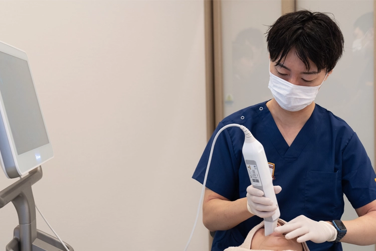 カウンセリングをする歯科医師