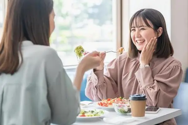 食事を楽しむ女性