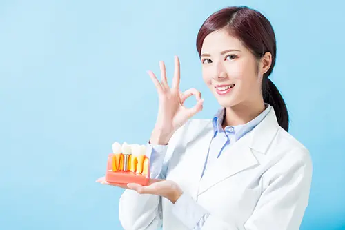 インプラントの説明をする歯科医師