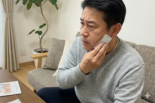 冷却シートで患部を冷やす術後患者