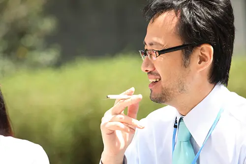 喫煙する男性