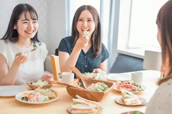 仲間と食事を楽しむ女性達